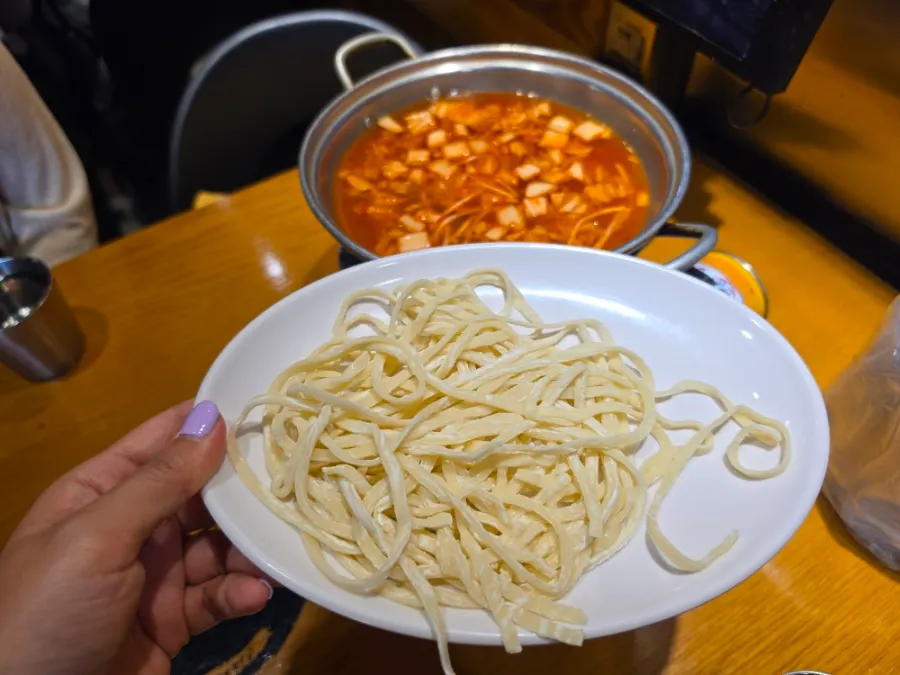 황제 족발 주문 후 세팅된 밑반찬과 김치칼국수 버너