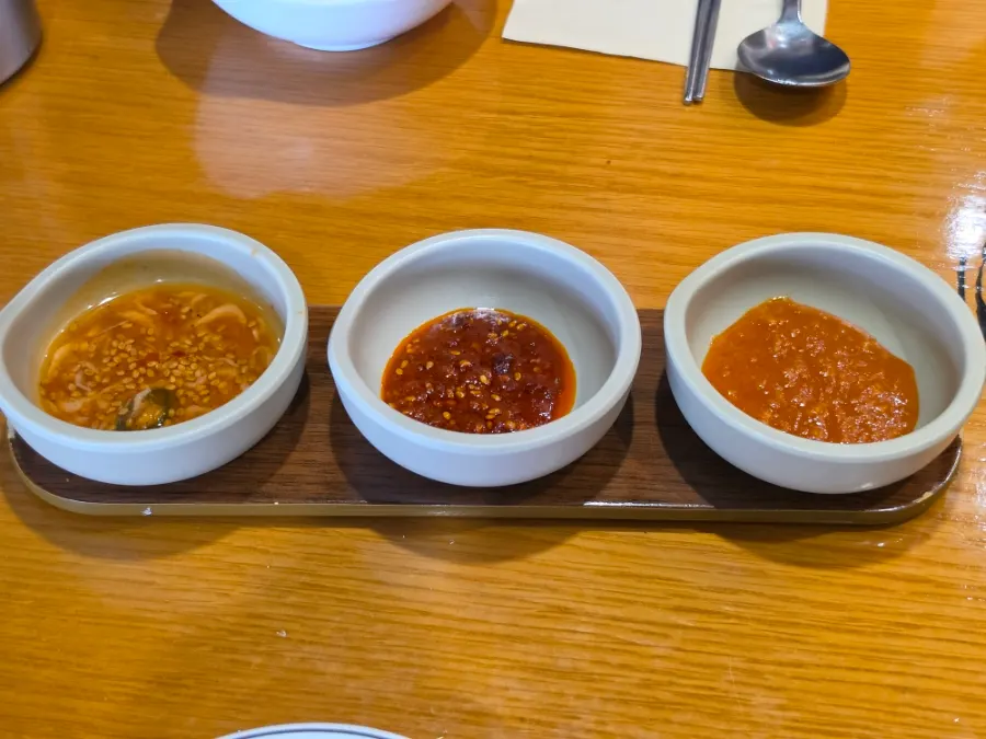 버너 위에서 끓기 시작한 김치칼국수 육수
