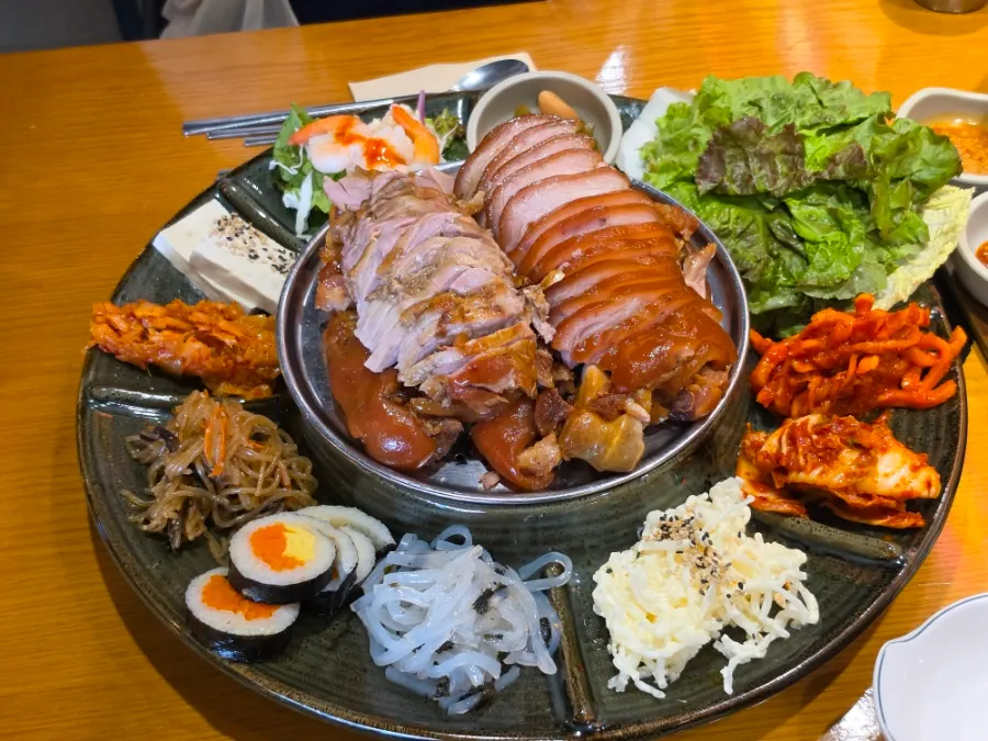특제 소스 2종과 쌈장, 마늘장아찌 세팅