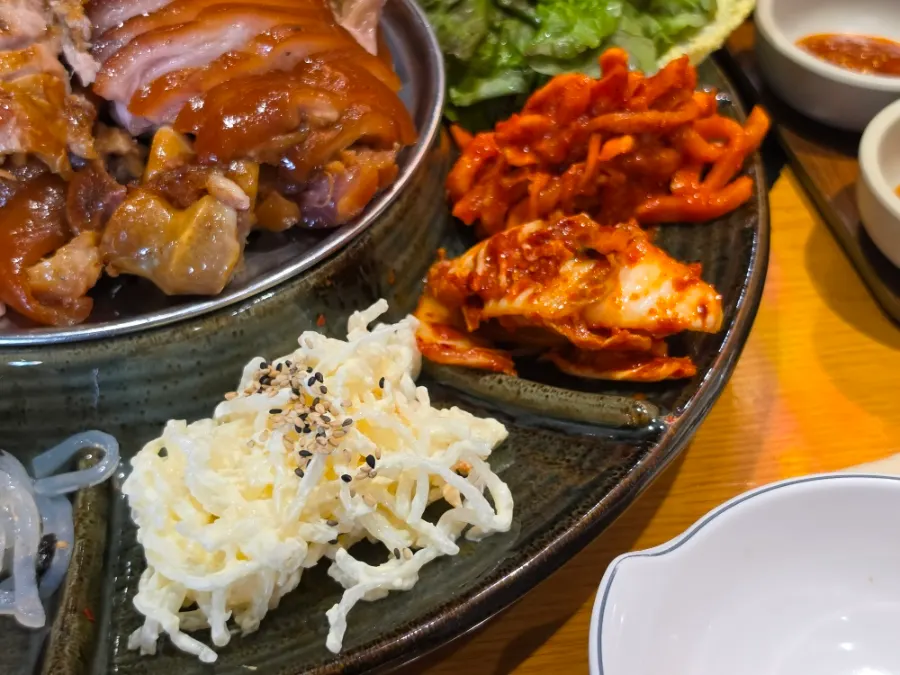족발 둘레를 채운 다양한 사이드 구성