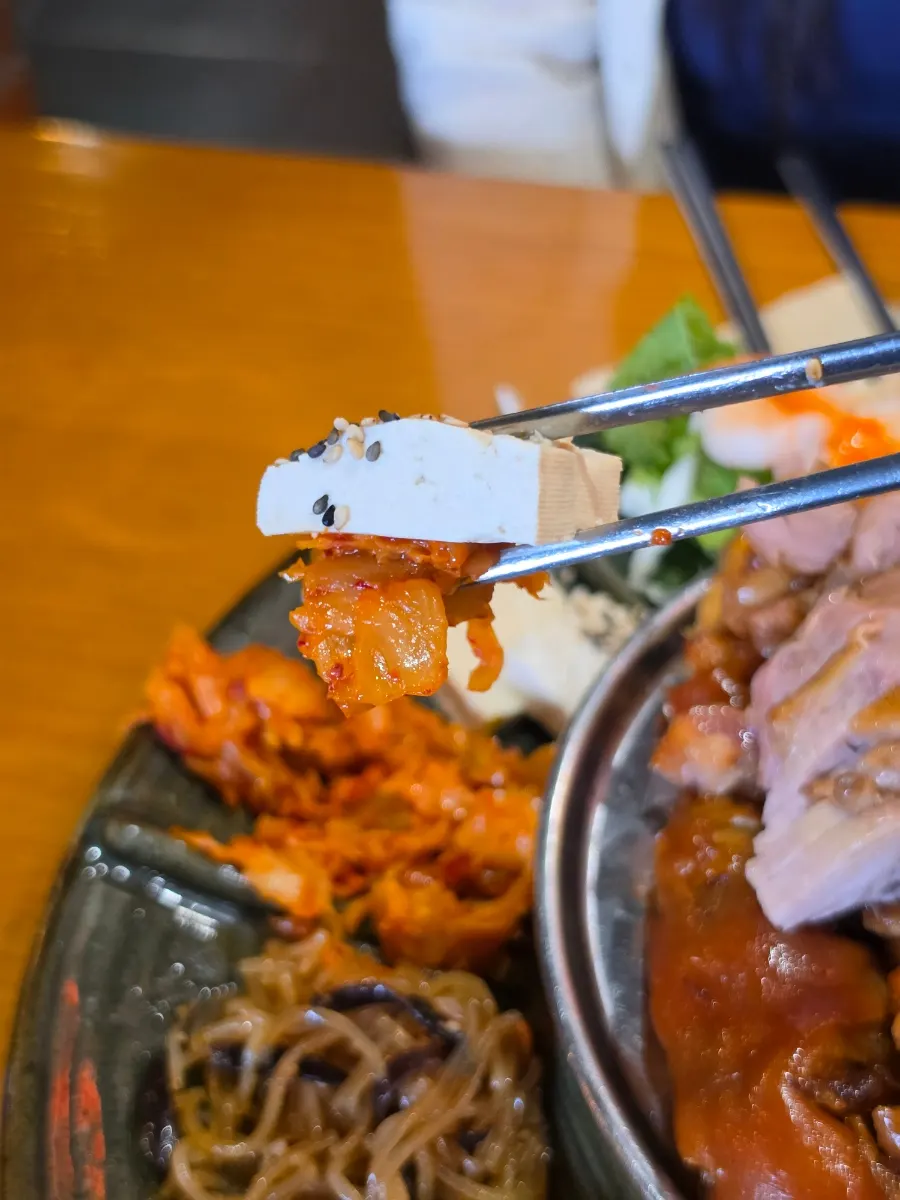 자숙 새우가 올라간 새우 샐러드 클로즈업