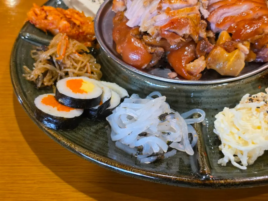 두부김치와 잡채, 계란 김밥이 놓인 사이드