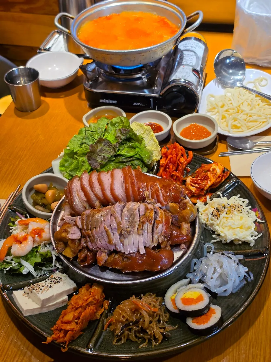 사이드와 족발을 함께 집어 든 모습