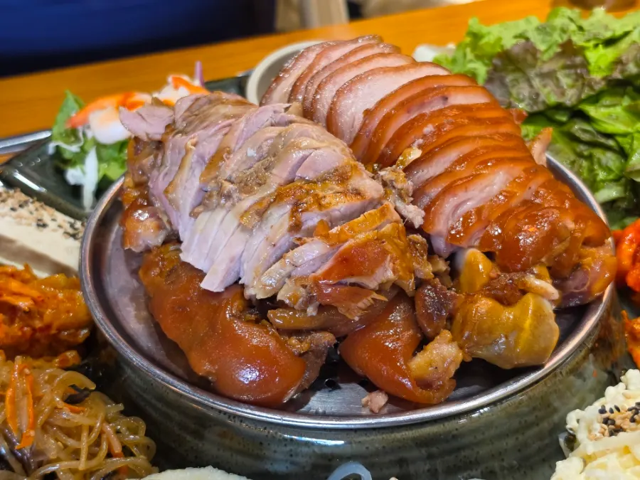 윤기 도는 황제 족발 고기 접시
