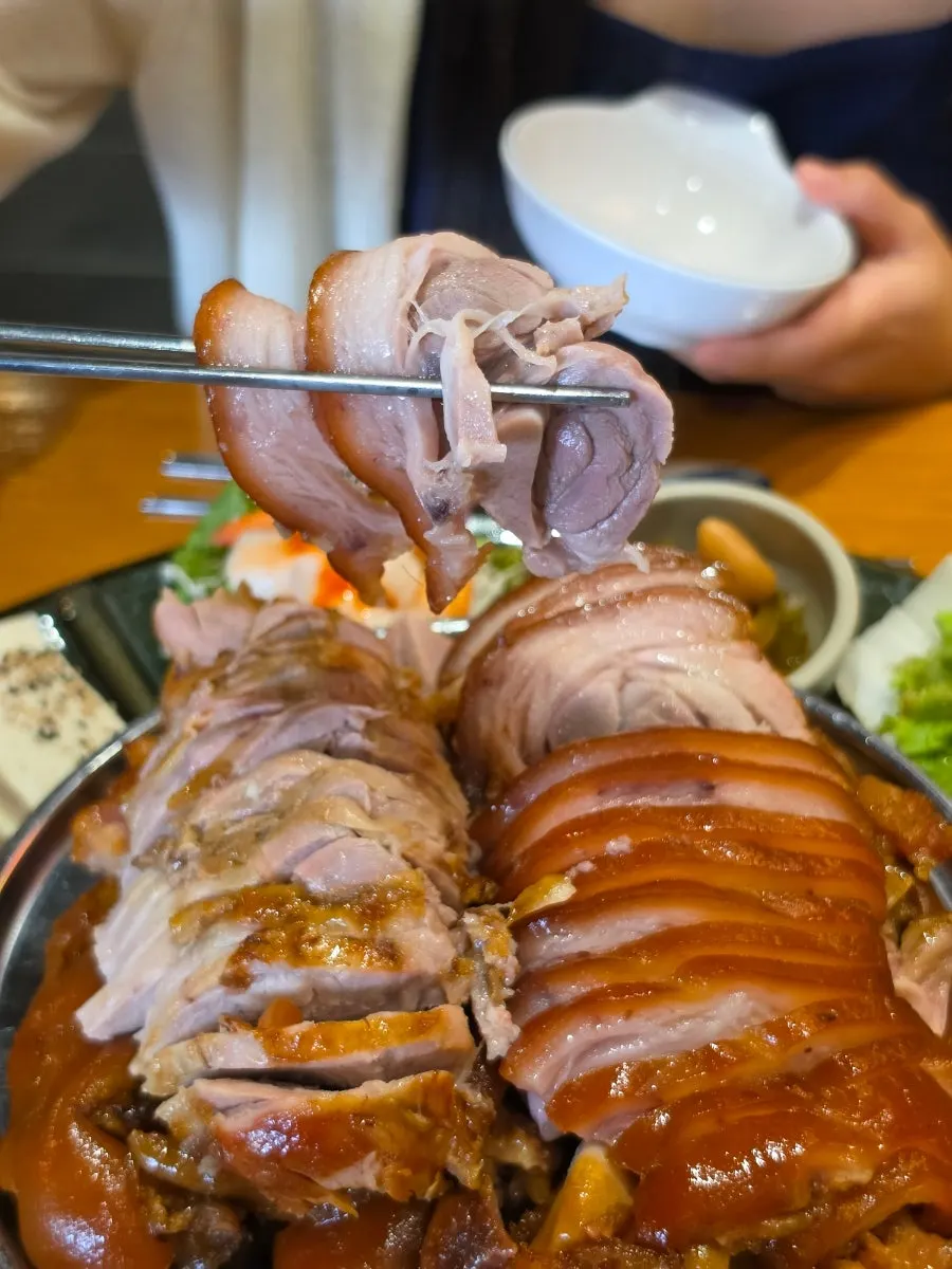 쫀득한 껍질이 살아있는 족발 클로즈업