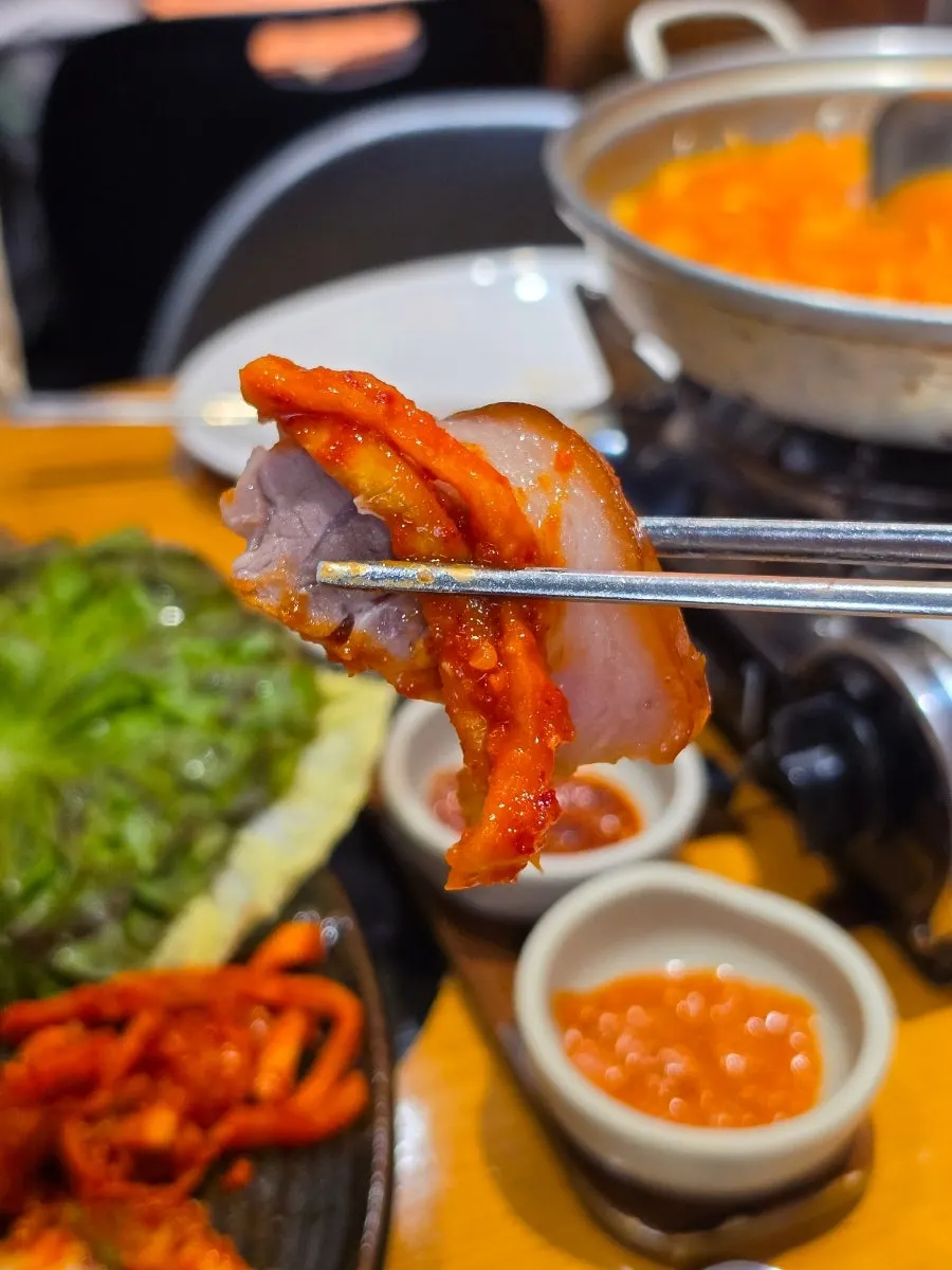 쌈 채소와 함께 담아낸 족발 한 점