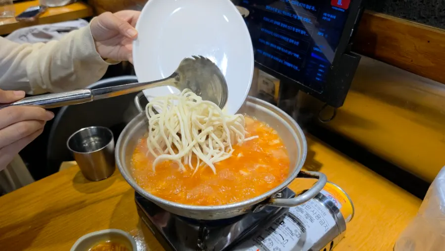무말랭이 무침과 겉절이 김치 곁들임