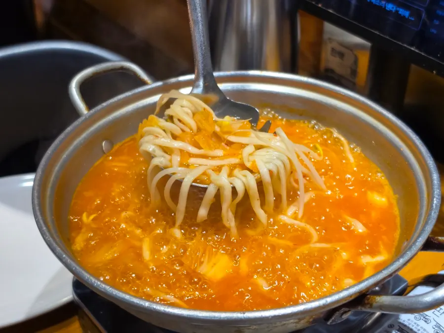 보글보글 끓여 완성한 즉석 김치칼국수