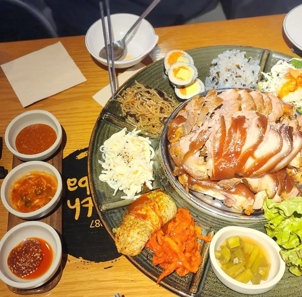 미쓰족발 서울명동점 황제족발 한상 차림