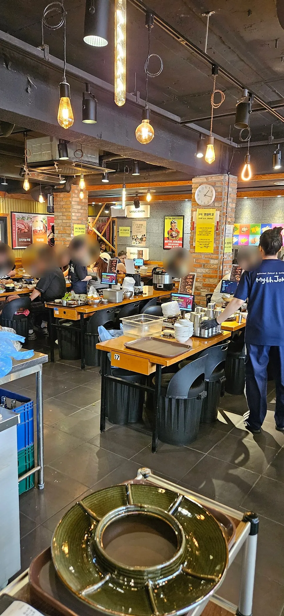 미쓰족발 서울명동점 매장 내부 좌석