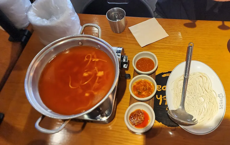김치칼국수와 소스 3종 세팅