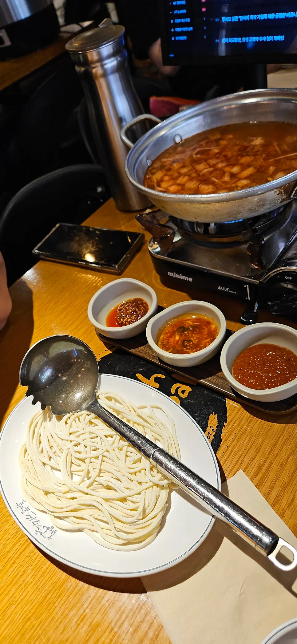 먼저 나온 김치국과 칼국수 면사리