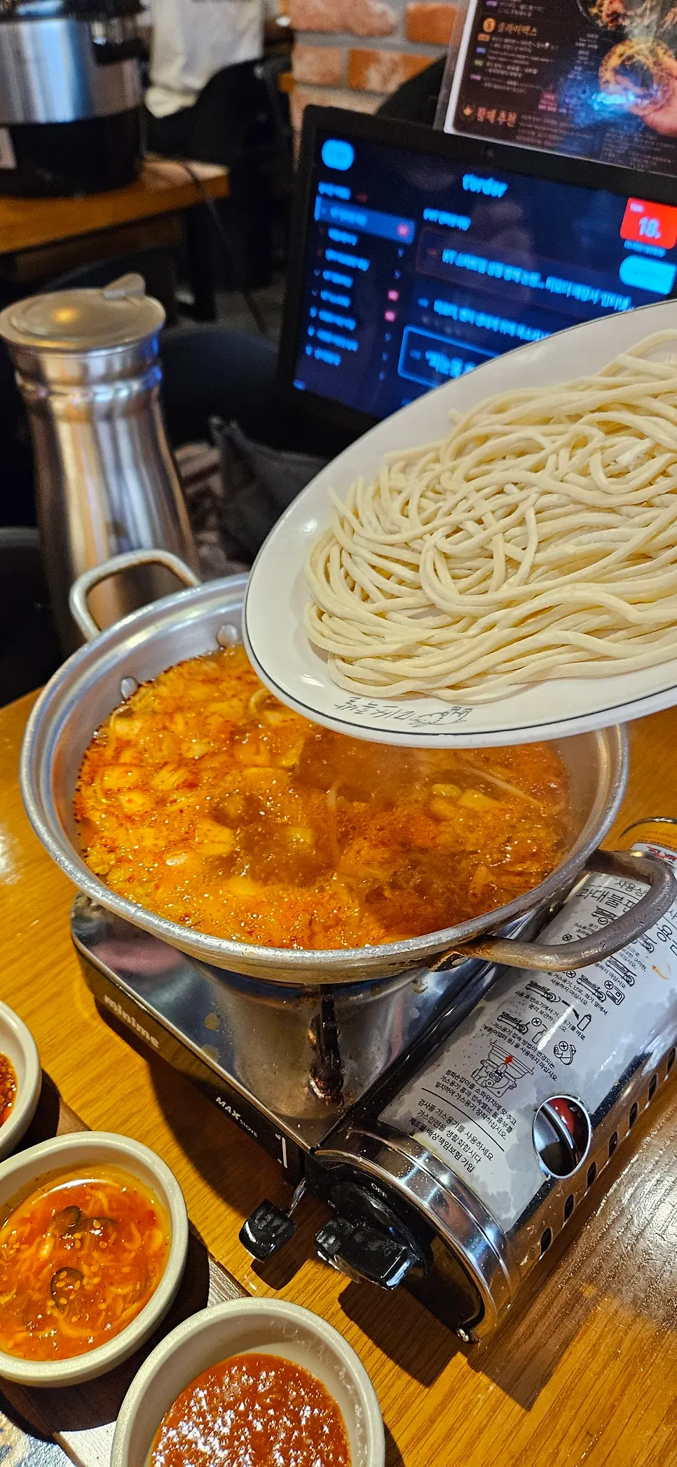 끓는 김치국물에 칼국수 면사리 넣는 모습