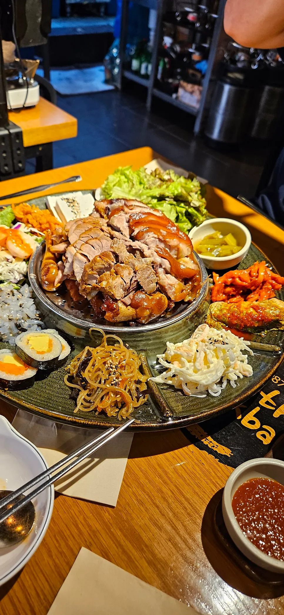 상추쌈 깻잎 보쌈김치 잡채가 함께 나온 상차림