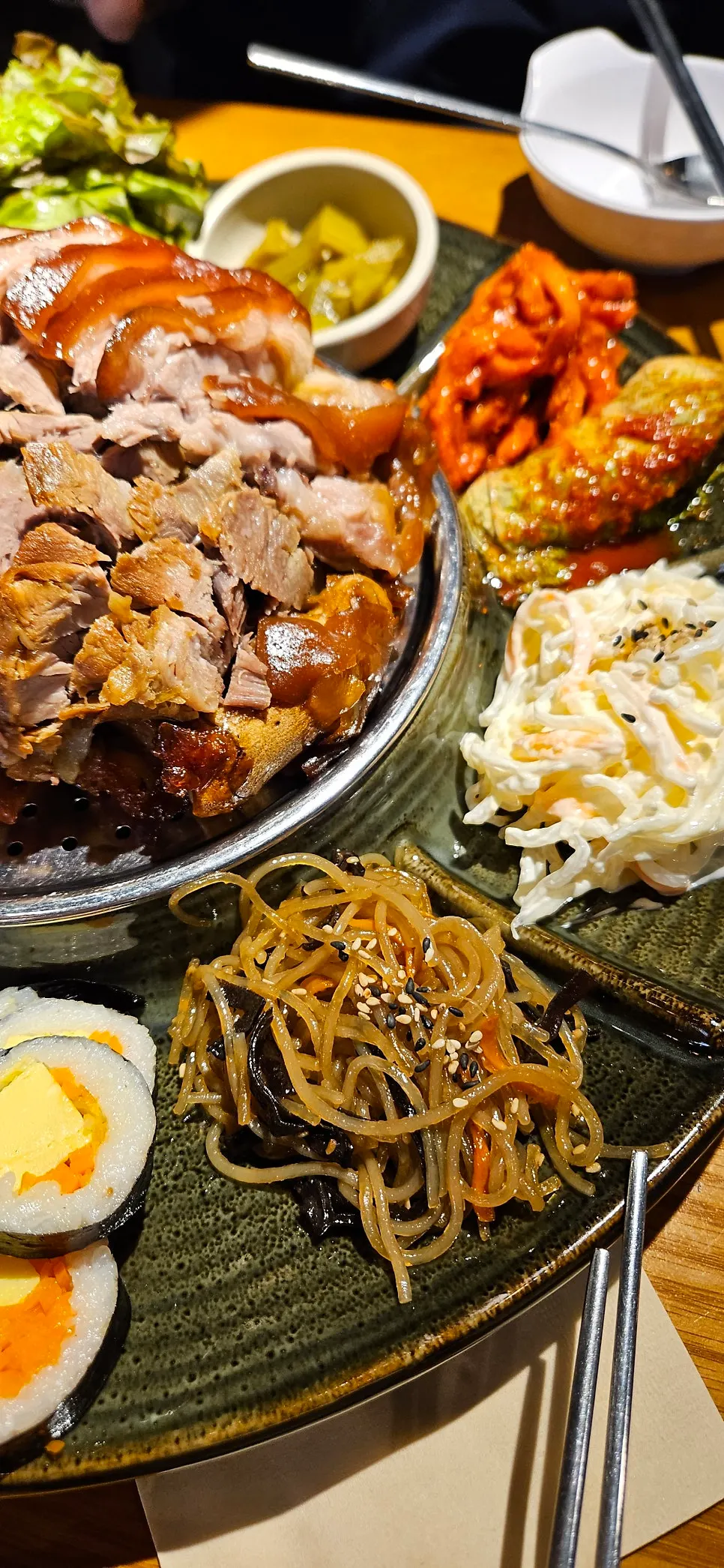 다양한 찬과 함께 세팅된 황제족발