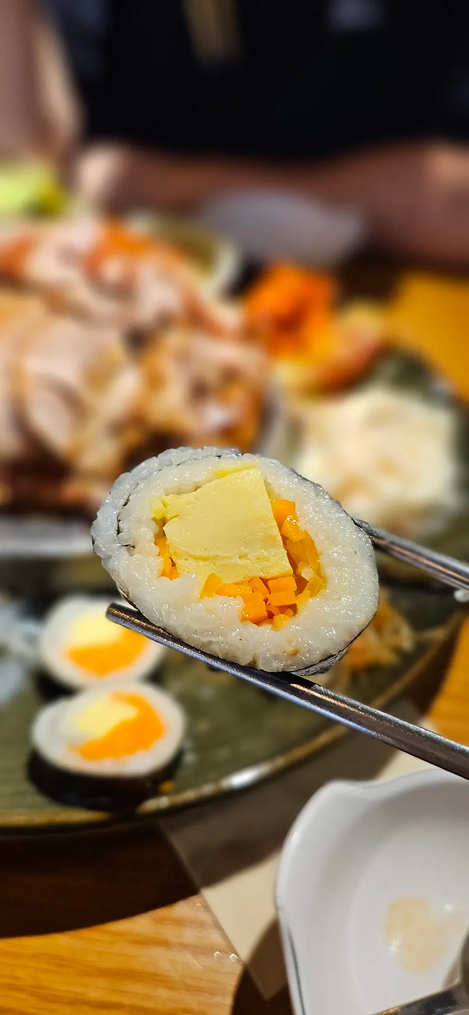 새우 두 마리와 탕평채 두부김치 구성