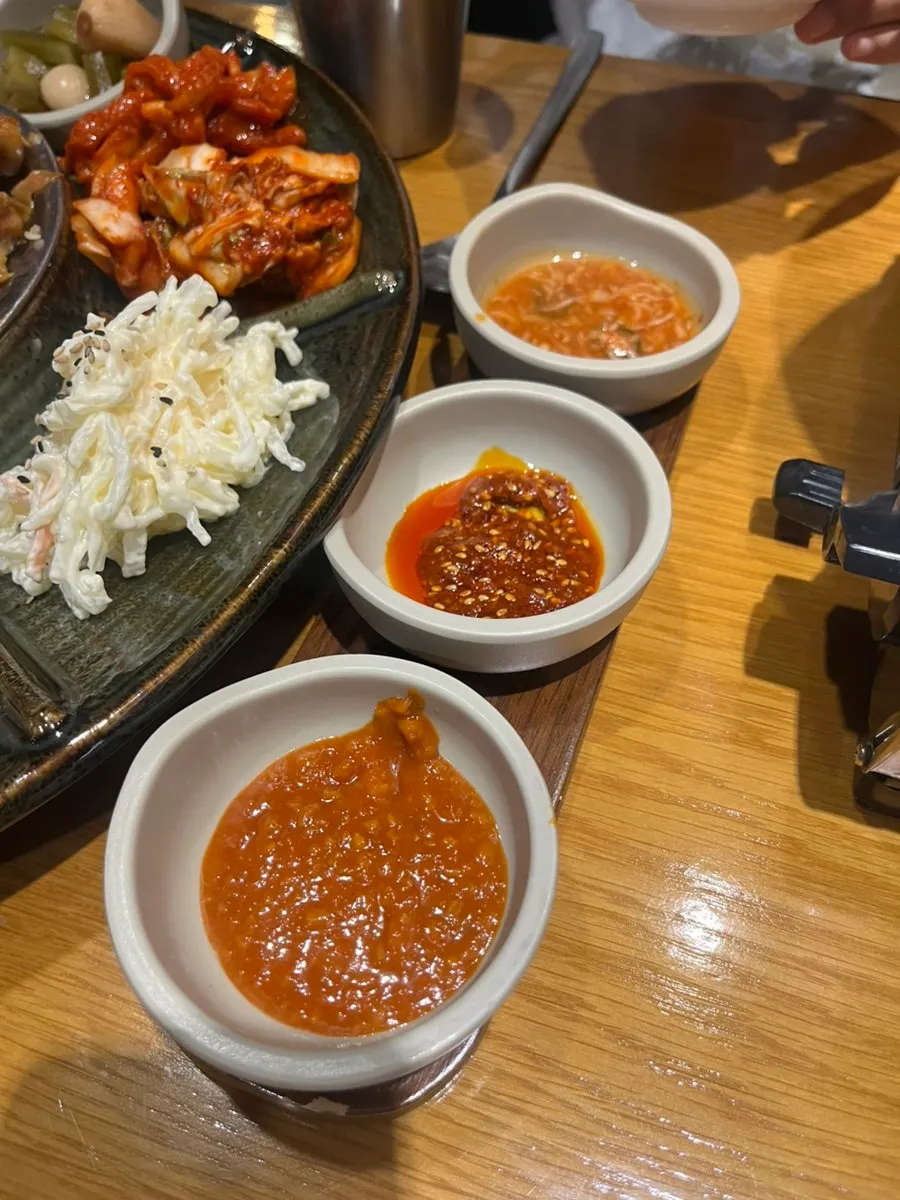 반찬을 곁들인 황제족발 한상