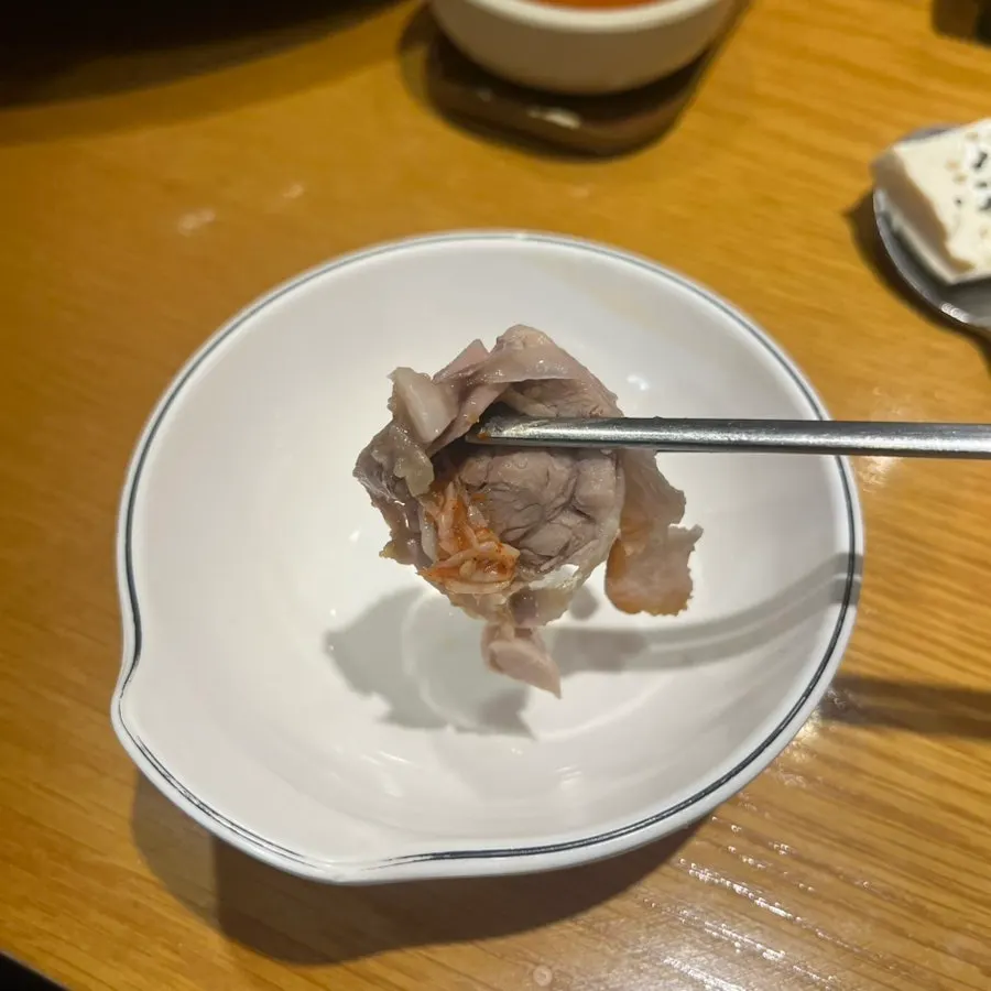 소스와 함께 먹는 족발