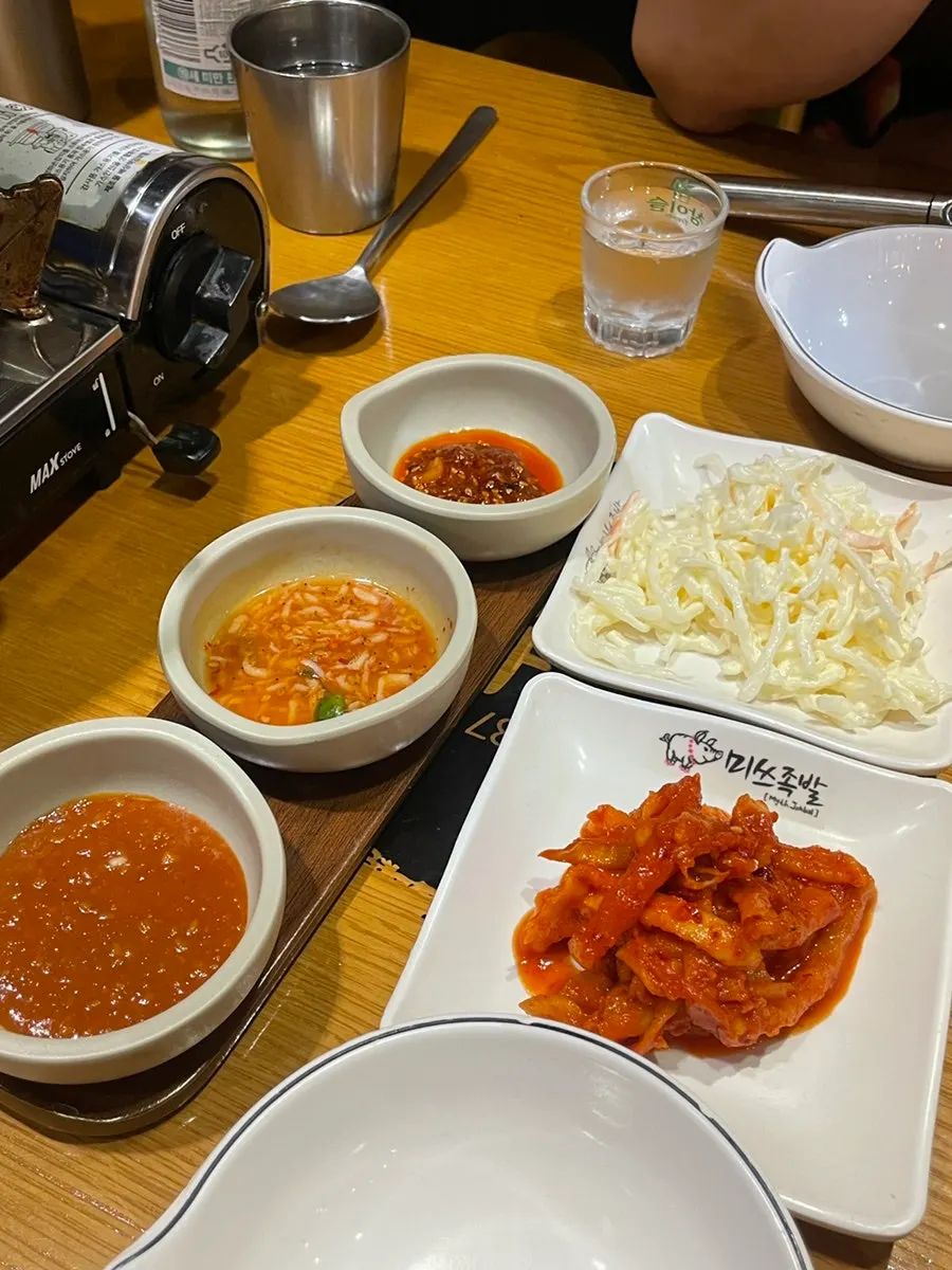 미쓰족발 매장 내부와 손님들