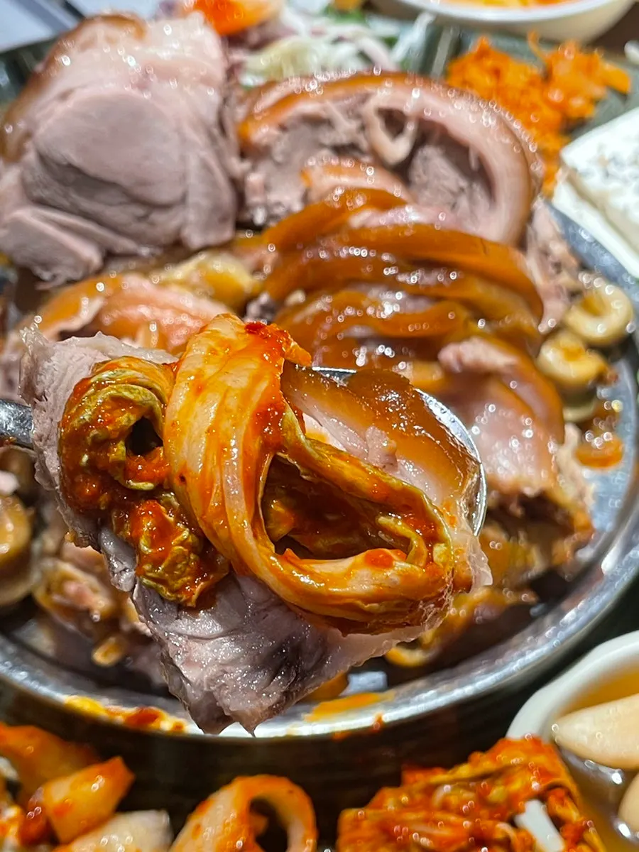 황제족발 가까이에서 본 족발 단면