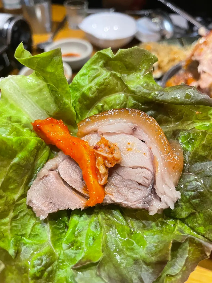 족발 한 점을 집어 든 모습