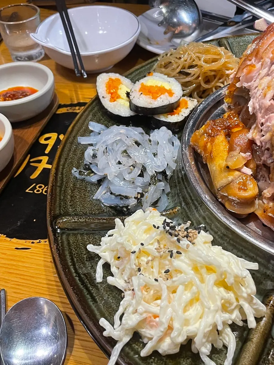 특제 빨간 양념에 찍은 족발