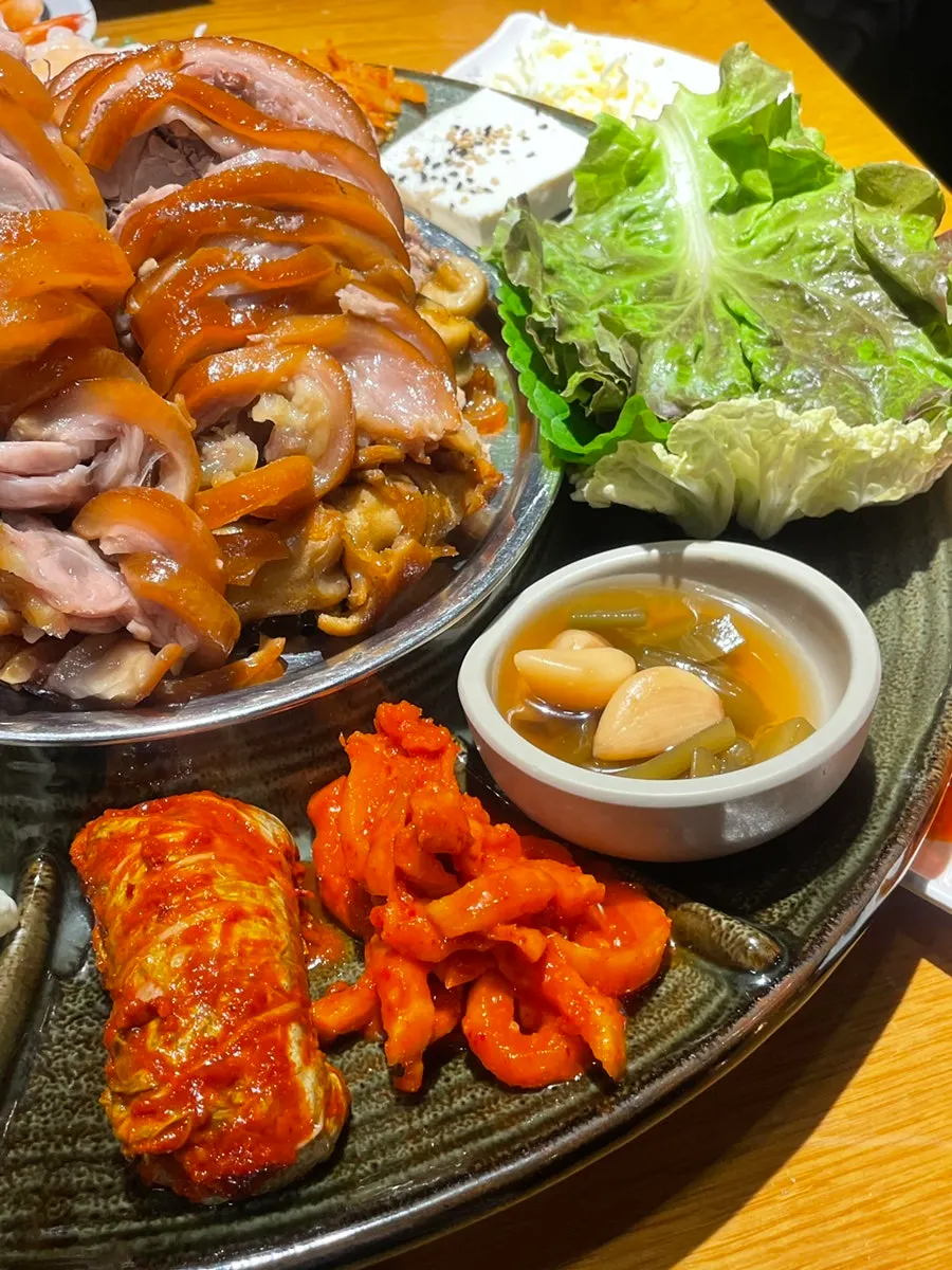김치와 함께 먹는 족발 한 점
