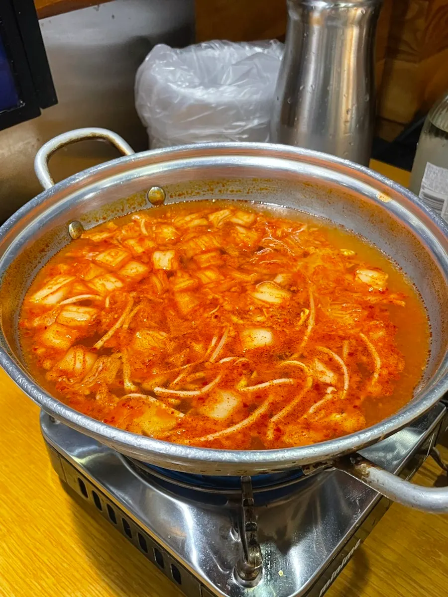 황제족발에 함께 나온 김밥과 잡채 사이드