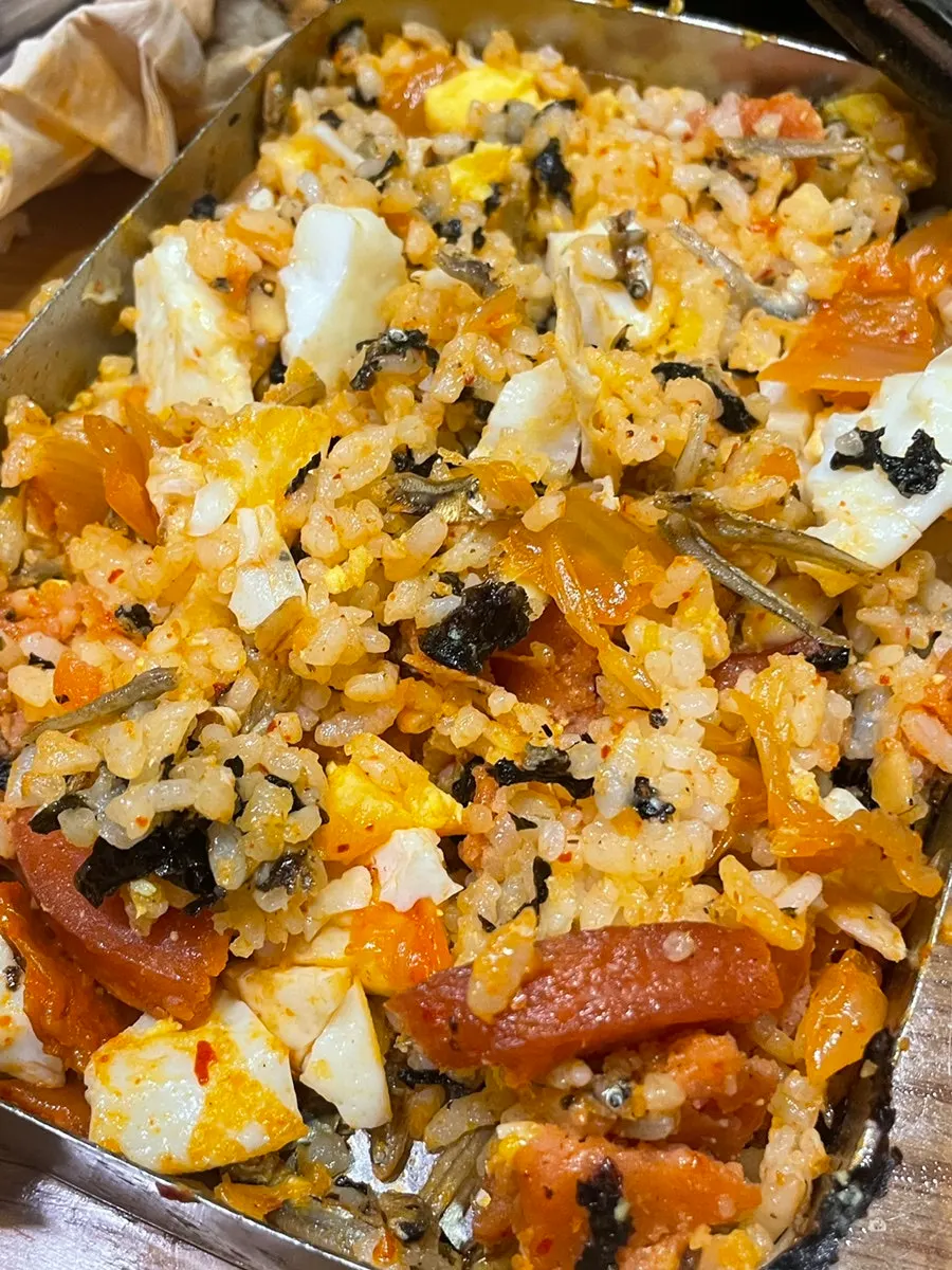 쫀득한 면발을 들어 올린 김치칼국수