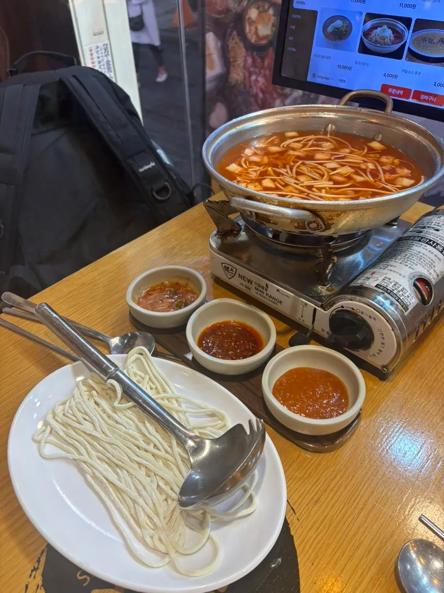 족발보다 먼저 나온 김치칼국수 한 그릇