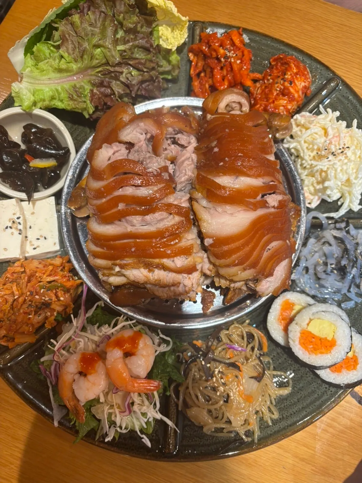 사이드 반찬이 둘러싼 황제족발 한 상