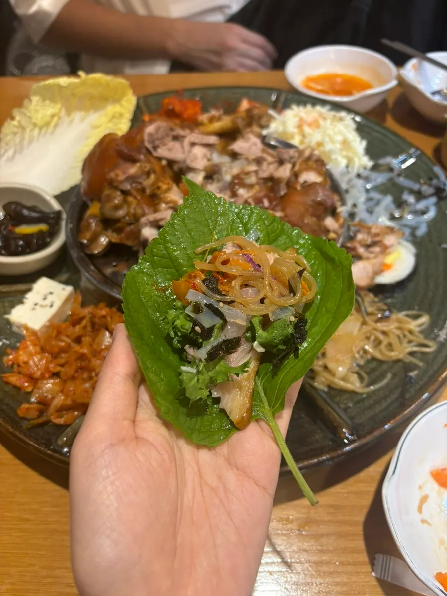 묵과 김밥, 볶음김치 등 족발 사이드 반찬