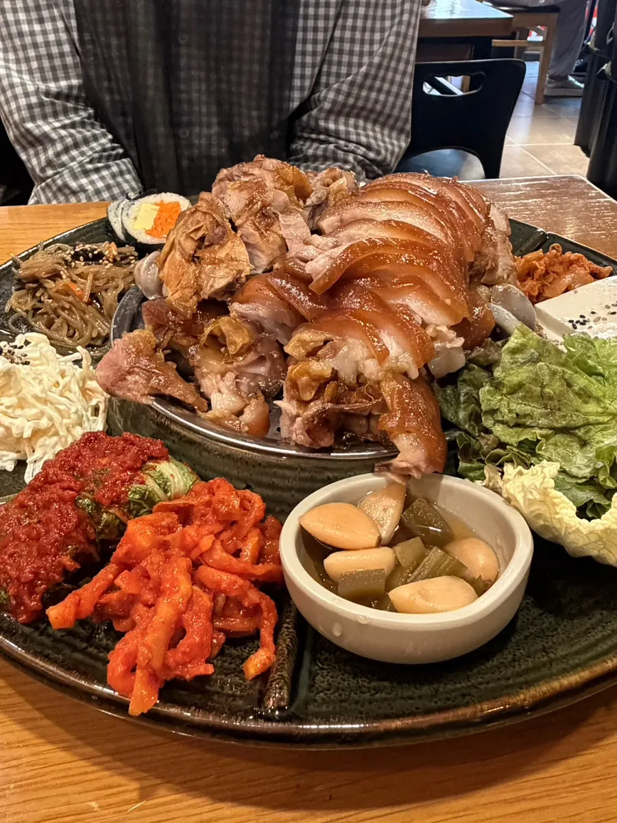 Table with the ordered emperor's jokbal and zero-sugar cola