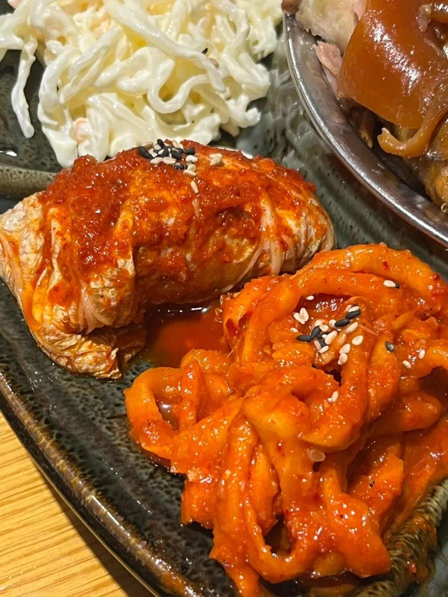 Vegetables and salad served alongside the jokbal