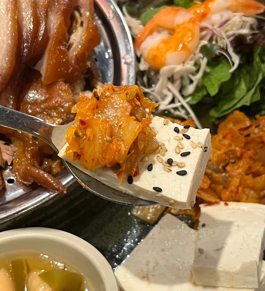 Geotjeori kimchi and mu-saengchae side dishes