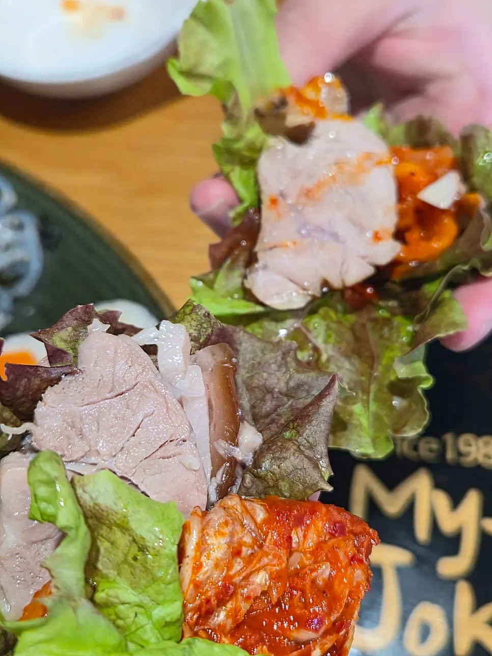 족발에 김치 올린 쌈 한입