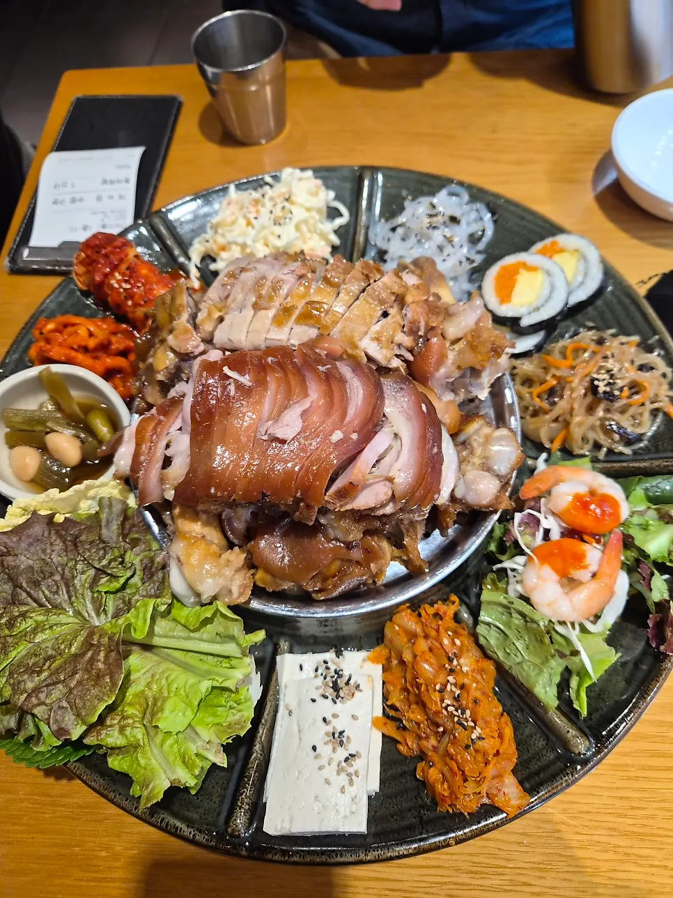 황제족발 한상과 한식 반찬 구성