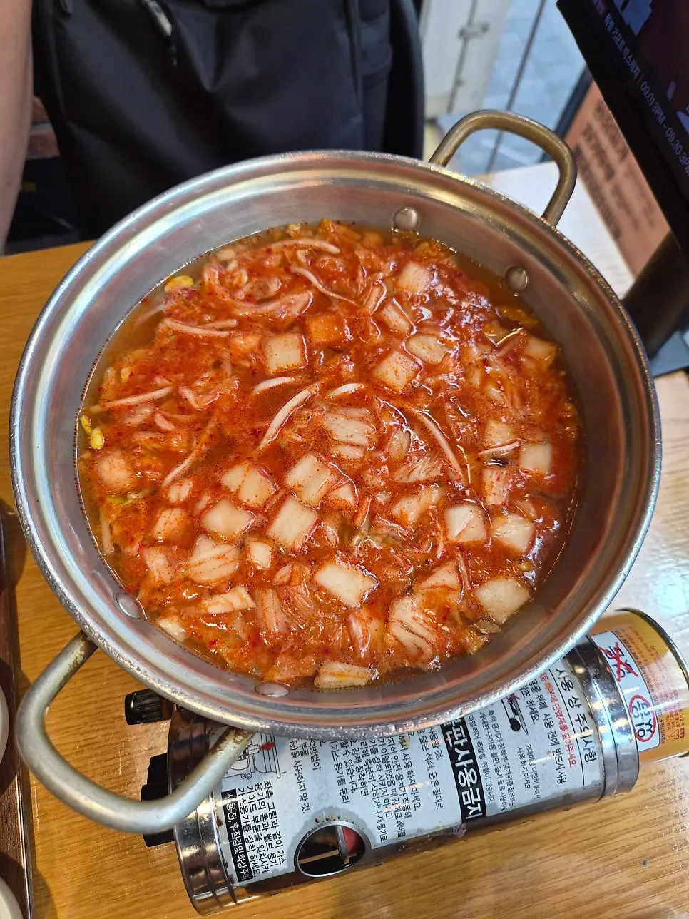 기본으로 제공되는 김치칼국수 냄비