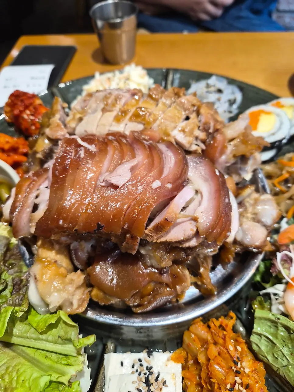 껍데기와 살코기 반반으로 담긴 족발 접시