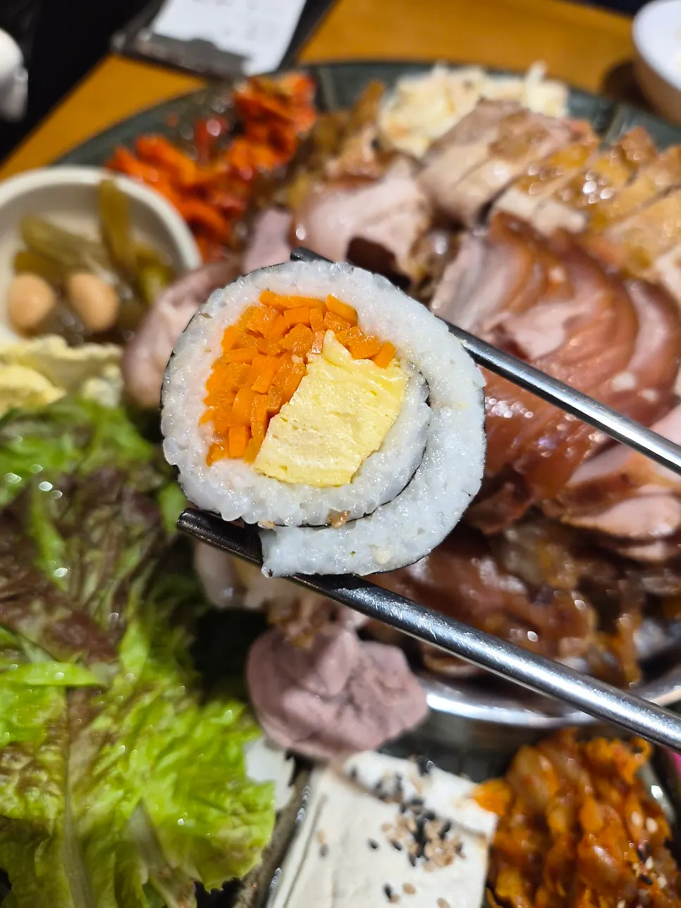 갓 말아 따끈한 김밥 단면