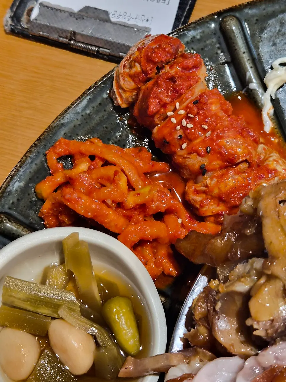 무김치와 배추김치 반찬 접시