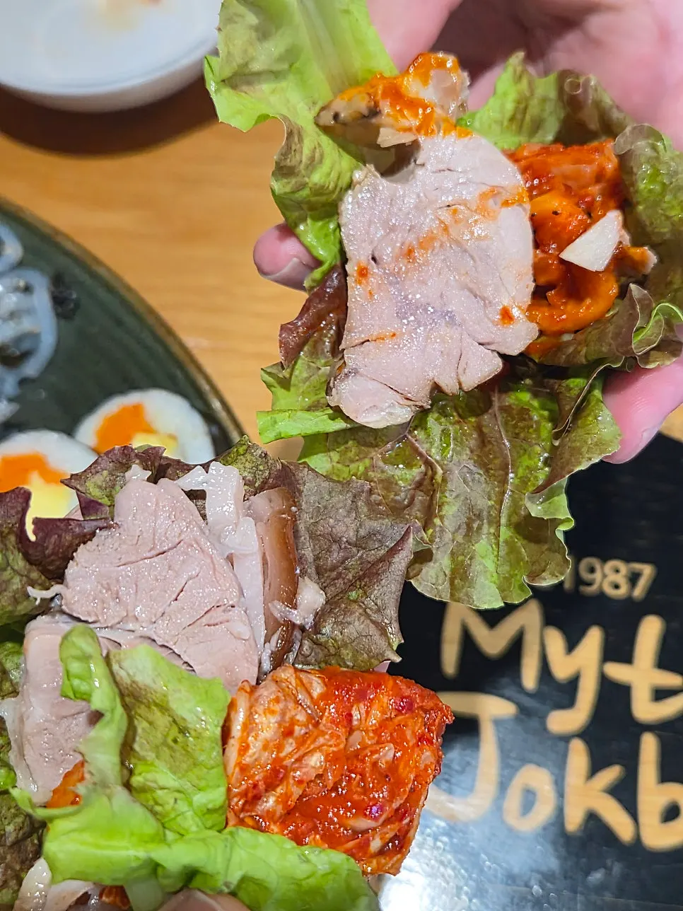 쌈채소에 족발 싸 먹는 모습
