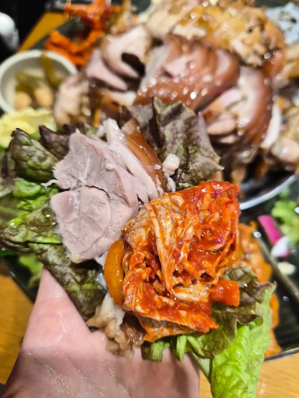 풍성하게 싼 족발 쌈 한입
