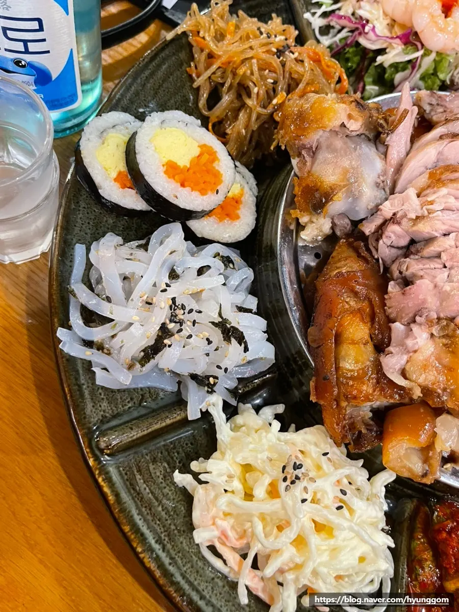 Side dishes served with the Emperor's Jokbal