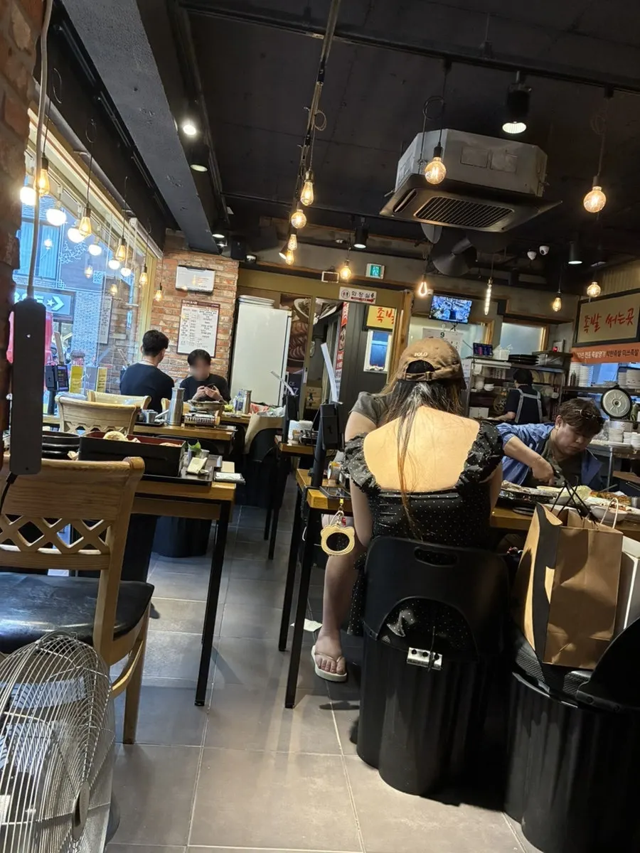 단체 모임에 좋은 미쓰족발 명동점 넉넉한 테이블 간격