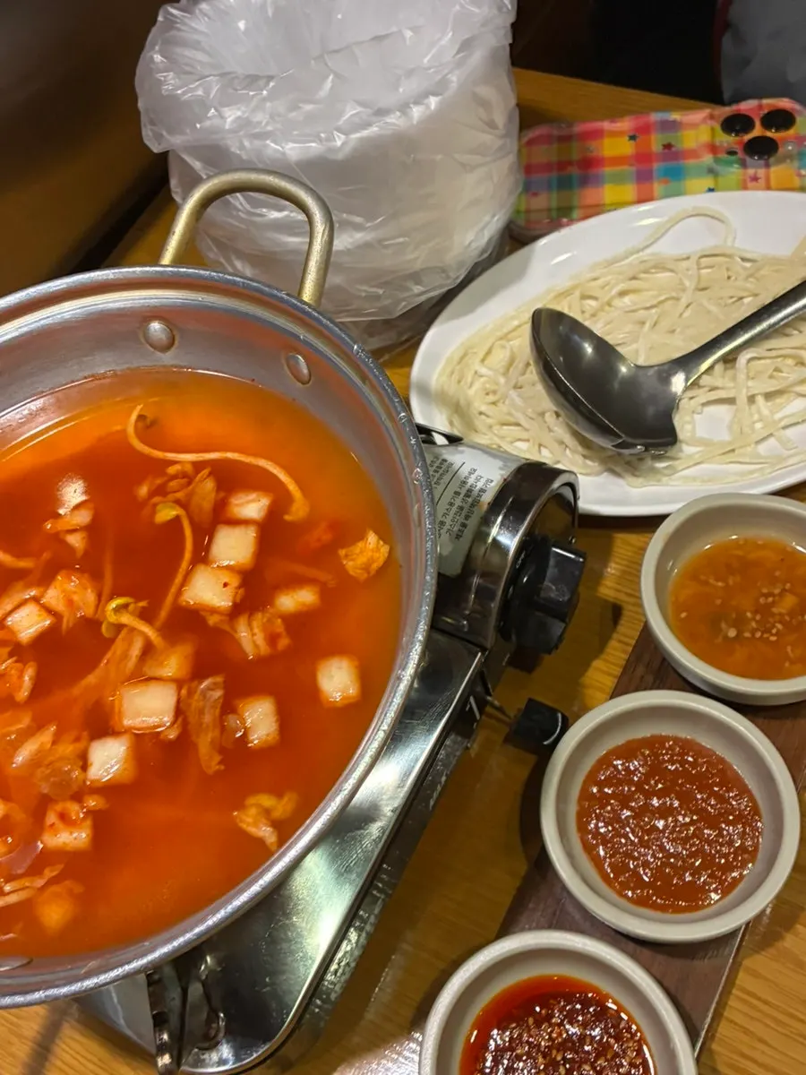 미쓰족발 기본으로 제공되는 김치칼국수 냄비