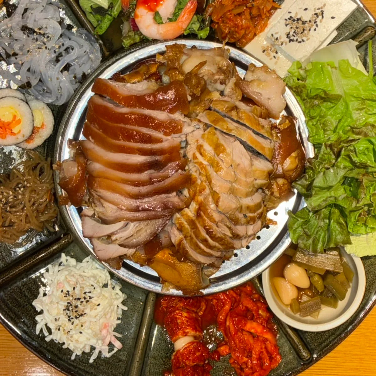 황제족발 상차림 전체 구성