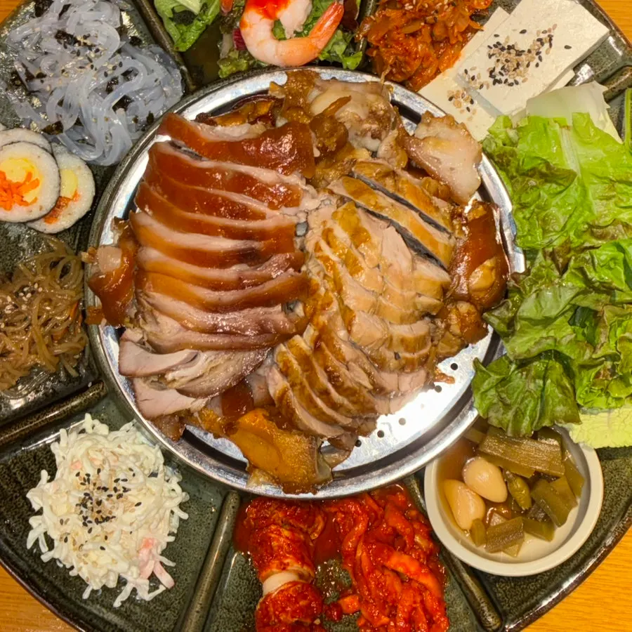 잡채, 김밥, 샐러드 등 황제족발 곁들임 반찬