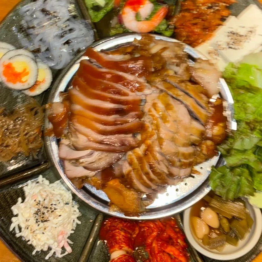 쌈채소와 초장에 곁들인 새우