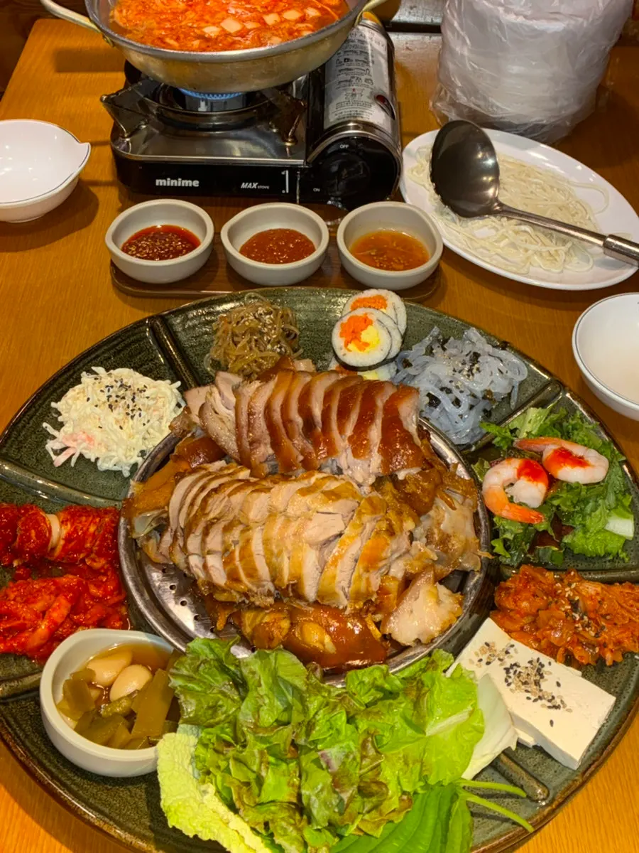 쫀득한 껍질의 황제족발 살점 클로즈업